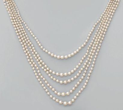 Collier formé de cinq rangs de perles de...