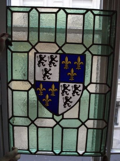 null Verrière en verre cathédral avec en son centre les armoiries de Picardie (987-1213)...