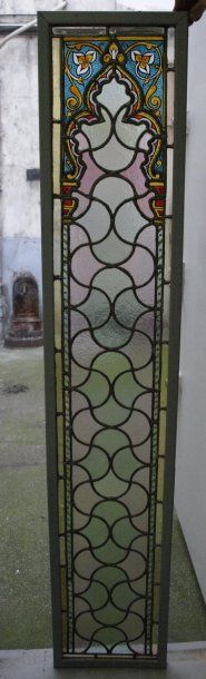 null Verrière polychrome, gravée, en verre cathédrale de couleur à décor d'arabesques,...