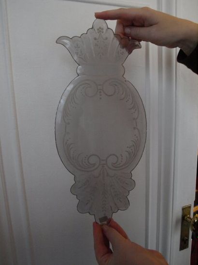 null Plaque de verre gravée à décor de volutes, couronne... Daté 1824. 37 x 15 c...