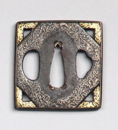 null Tsuba octogonale inscrite dans un carré, en fer, décorée de rinceaux argentés...