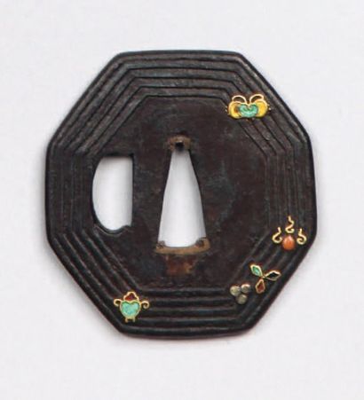 null Tsuba hexagonale en fer, le bord entouré de cinq « cordes » sur lesquelles sont...