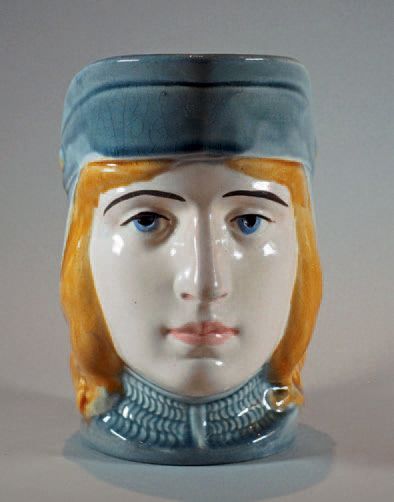 SARREGUEMINES 
Pichet Jeanne d'Arc.
H.: 17 cm