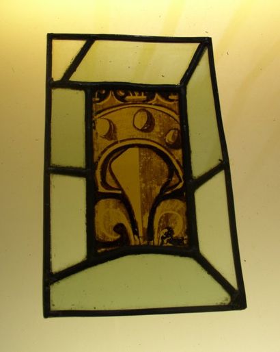 null FLEUR DE LYS en grisaille et jaune d'argent dans une vitrerie. XVIIe siècle....