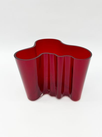  Alvar AALTO (1898-1976) ITTALA
Vase de forme libre en verre teinté rouge.
Signé.
H.... Gazette Drouot