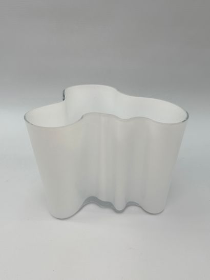  Alvar AALTO (1898-1976) ITTALA
Vase de forme libre en verre teinté blanc.
Signé.
H.... Gazette Drouot