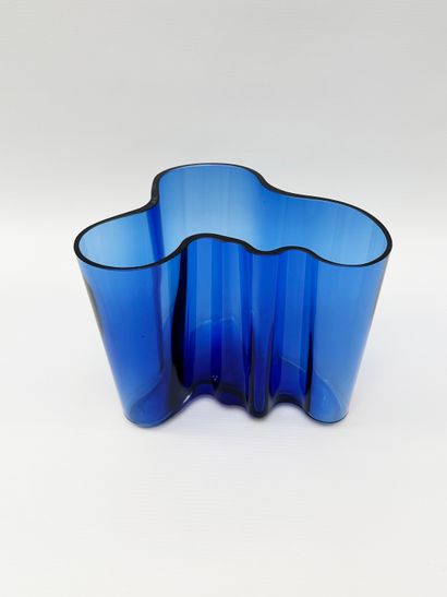  Alvar AALTO (1898-1976) ITTALA
Vase de forme libre en verre teinté bleu.
Signé.
H.... Gazette Drouot