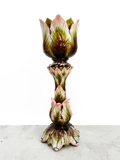  Delphin MASSIER (dans le goût de) 
	Cache-pot à corps floral et sa colonne en céramique... Gazette Drouot