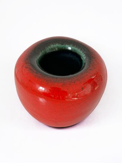  Georges JOUVE (1910-1964)
Vase dit Galet, circa 1957, en céramique émaillée rouge... Gazette Drouot