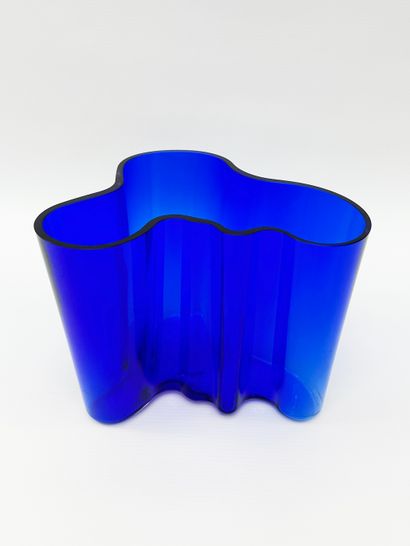  Alvar AALTO (1898-1976) ITTALA
Free-form vase in blue-tinted glass.
Signed.
H. 16... Gazette Drouot