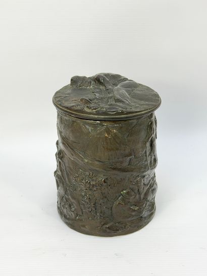  Aimé-Jules DALOU (1838-1902)
Pot à tabac en bronze à patine brune au décor de travail... Gazette Drouot