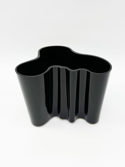  Alvar AALTO (1898-1976) ITTALA
Vase de forme libre en verre teinté noir.
Signé.
H.... Gazette Drouot