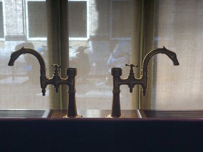 null Deux grands robinets à col de cygne en bronze doré. 57x50 cm
