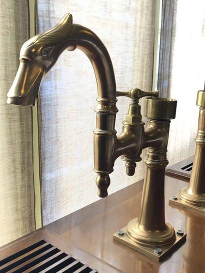null Deux grands robinets à col de cygne en bronze doré. 57x50 cm