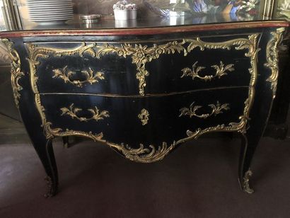 null Commode galbée ouvrant par deux tiroirs, bois laqué noir. Ornementation bronze...