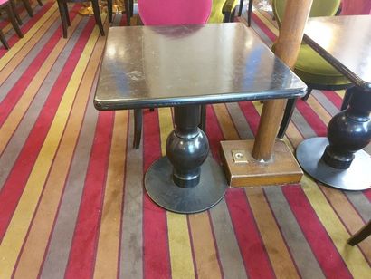null 6 tables piétement à colonne à sphère en bois teinté sur base métal. Plateau...