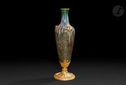null Vase d'ornement formant pique-fleurs, en porcelaine de la manufacture Pillivuyt,...