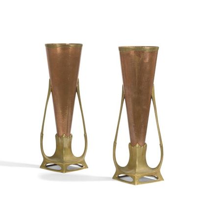 null CARL DEFFNER (1856-1948) À ESSINGEN (ALLEMAGNE) 
Paire de vases cornets en dinanderie...
