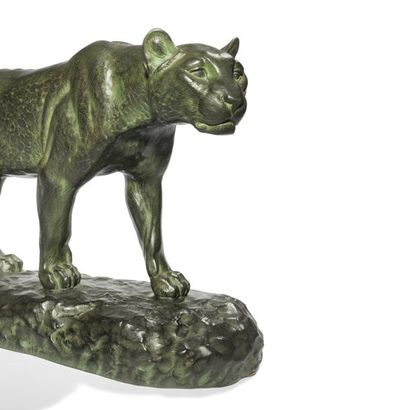 null LOUIS RICHÉ (1877-1949) 
Lionne humant 
Sculpture. Épreuve en bronze à patine...