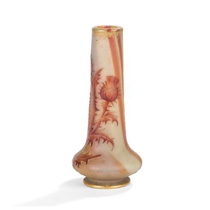 null DAUM NANCY 
Chardons 
Vase oignon miniature sur talon. Épreuve en verre au décor...