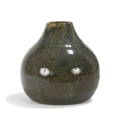 null AUGUSTE DELAHERCHE (1857-1940) 
Vase piriforme à col annulaire. Épreuve en grès...