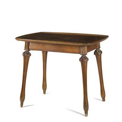 null LOUIS MAJORELLE (1859-1926) 
Table à écrire en noyer nervuré, mouluré et sculpté...