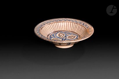 null Coupelle en céramique au décor en rosace, Proche-Orient djalayiride, XIVe siècle
Intéressante...