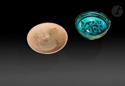null Deux coupelles en céramique crème et turquoise, Iran, XII-XIIIe siècle 
L’une...