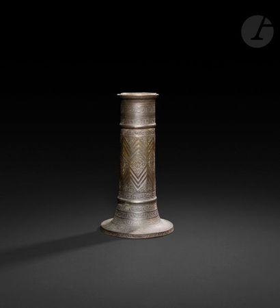 null Flambeau, masha’l, en bronze, Iran, XVIIIe - XIXe siècle 
Fût cylindrique légèrement...