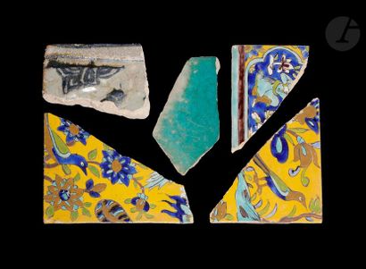 null Ensemble de cinq fragments de céramique, Iran, XIIIe - XIXe siècle 
Trois carreaux...
