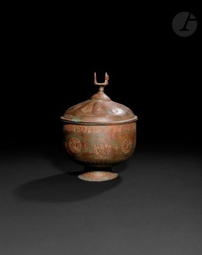 null Coupe couverte en bronze, Iran seldjoukide, XIIe - XIIIe siècle 
Panse hémisphérique...