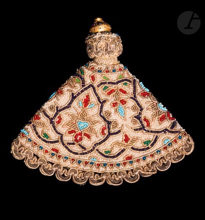 null Flacon à khôl, Asie Centrale, Boukhara, XIXe siècle 
Brodé de perles et de fils...