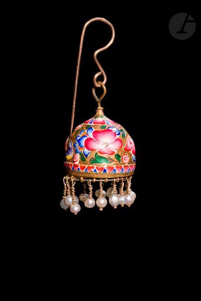 null Pendant d’oreille, Iran qâjâr, XIXe siècle
En forme de dôme en or (585/1000)...