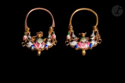 null Paire de petites boucles d’oreilles en or émaillé, Iran qâjâr, XIXe siècle
Anneau...