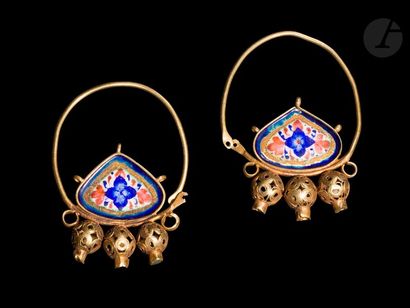 null Paire de grandes boucles d’oreilles, Iran qâjâr, XIXe siècle 
Anneau en or (750/1000)...