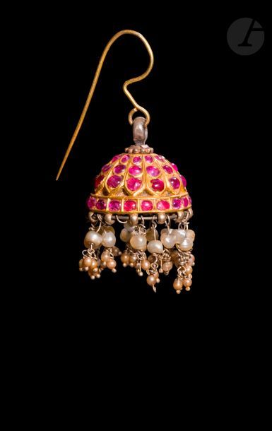 null Pendant d’oreille, Inde du Nord, XIXe siècle
En forme de dôme en or (375/1000)...
