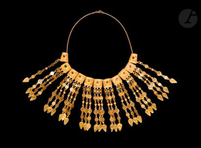 null Collier en or, Iran, début XXe siècle 
Composé de 11 perles carrées enfilées...