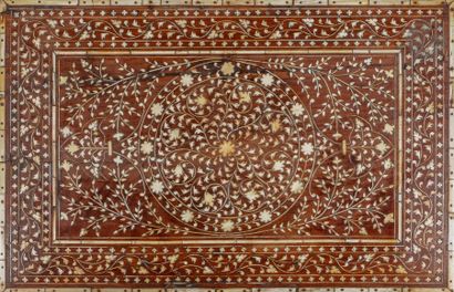 null Coffret en bois incrusté d’un décor végétal d’ivoire, Inde, Gujarat, XVIIe siècle...
