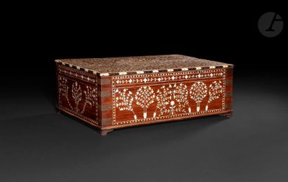 null Coffret en bois incrusté d’un décor végétal d’ivoire, Inde, Gujarat, XVIIe siècle...
