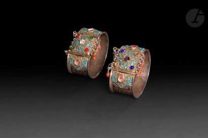 null Deux bracelets à charnière, Empire Ottoman, Caucase, début XXe siècle 
En argent...