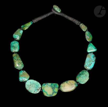 null Collier de turquoises, Afghanistan, XXe siècle 
Composé de 14 perles de turquoise...