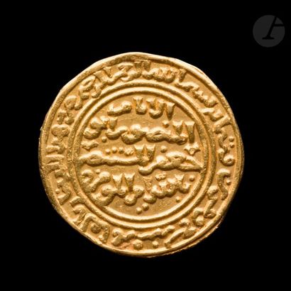 null AYYOUBIDES
Al-Kamîl (615-635 H / 1218-38)
Dinar d’or daté 629 H / 1231, aux...