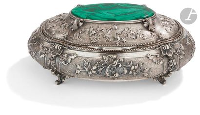 null ITALIE
Boîte à bijoux de forme ovale quadripode en argent repoussé (800‰), ouvrant...