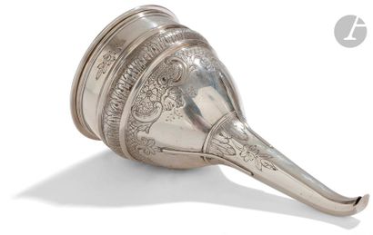 null LONDRES 1812 - 1813
Entonnoir décanteur à vin en argent ciselé de motifs floraux....