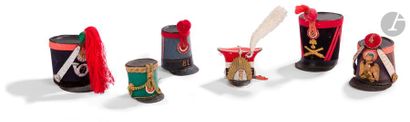 null Six coiffures miniatures dont shapska de lancier rouge, shako de chasseur d’époque...