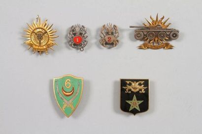 Ensemble de quatre insignes de la Légion...