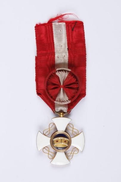 ITALIE Ordre de la Couronne (1868). Croix d'officier en or émaillé. Ruban ancien...