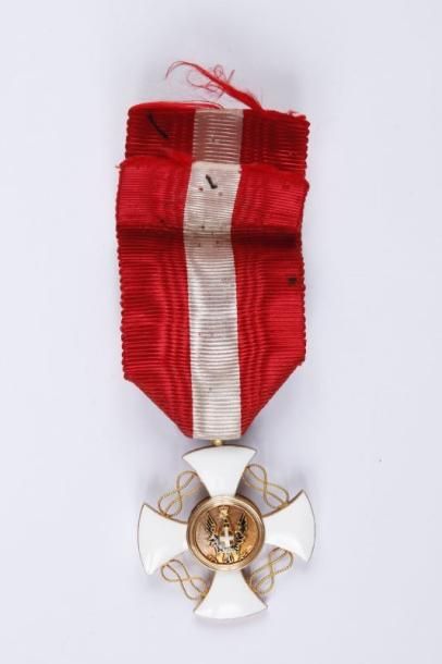 ITALIE Ordre de la Couronne (1868). Croix d'officier en or émaillé. Ruban ancien...