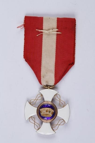 ITALIE Ordre de la Couronne (1868). Croix de chevalier en or émaillé. Dans un écrin...