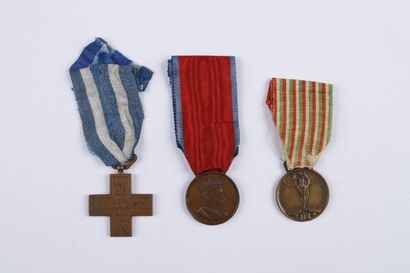 ITALIE Lot de 2 décorations comprenant: 1 médaille Commémorative 1914-18, 1 Croix...